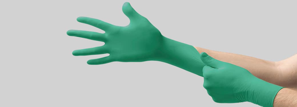 Uso de guantes de nitrilo para protección química